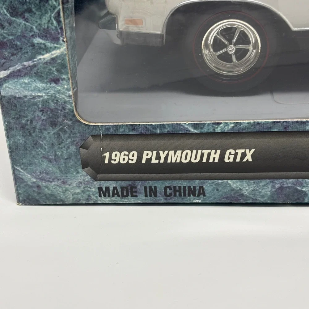 1969 Plymouth GTX Hemi White 1:18 ERTL American Muscle Diecast Open Box